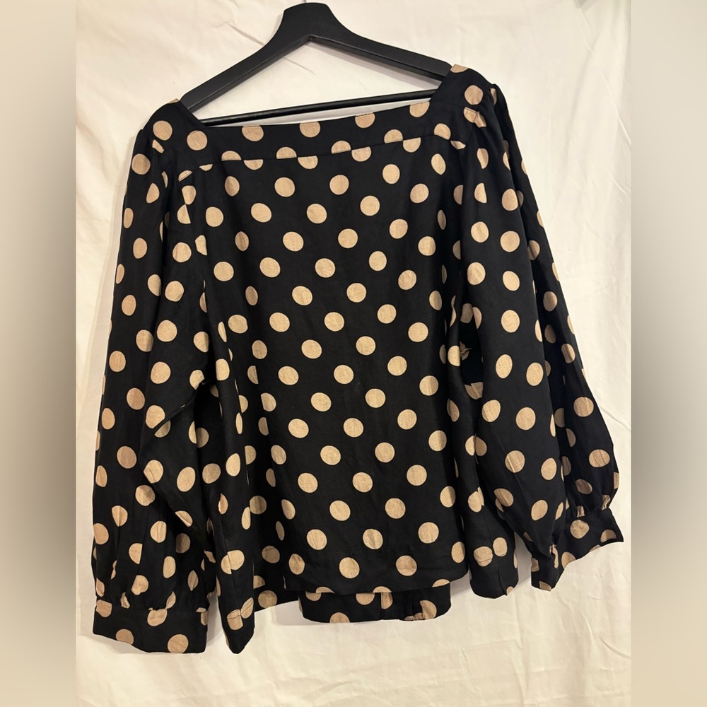 JCrew polka dot blouse made with 100% linen. Square neckline puff sleeves. - Picture 2 of 6